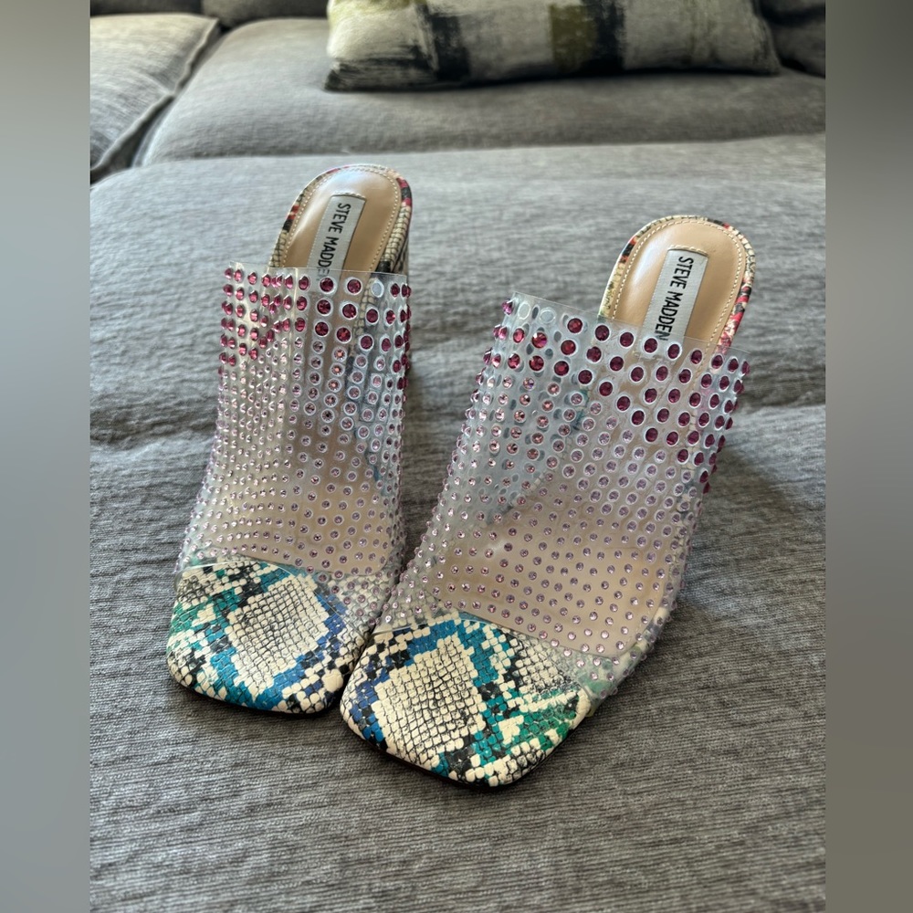 Steve Madden - NEVER BEEN WORN - size 9